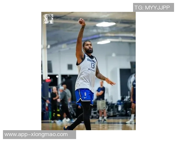 独行侠训练照曝光弗拉格与安东尼戴维斯激烈对抗展现竞争精神