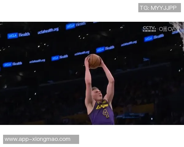 浓眉半场表现出色8投5中贡献12分5篮板1助攻1抢断展现强大实力