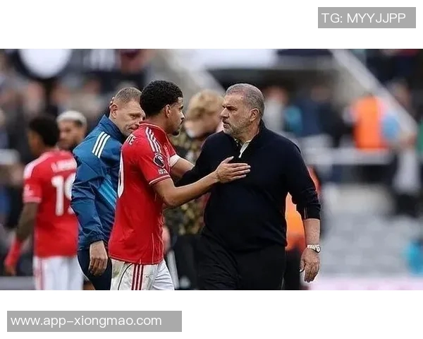 戴奇怒斥裁判判罚不公怀特被推倒后失球影响比赛结果不可原谅 戴奇怒斥裁判判罚不公怀特被推倒后失球影响比赛结果不可原谅